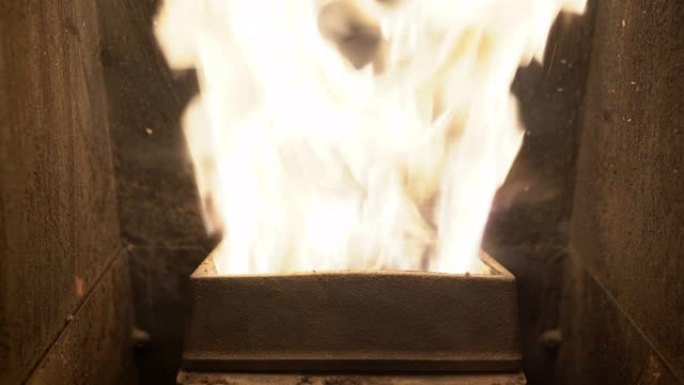 在寒冷的天气中，在颗粒炉中进行替代和经济的生物质燃烧，以加热房屋。室内取暖用生态木颗粒，燃烧颗粒炉