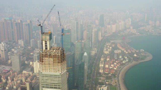 日落时间青岛城市景观市中心摩天大楼建筑顶吊高空中全景4k中国