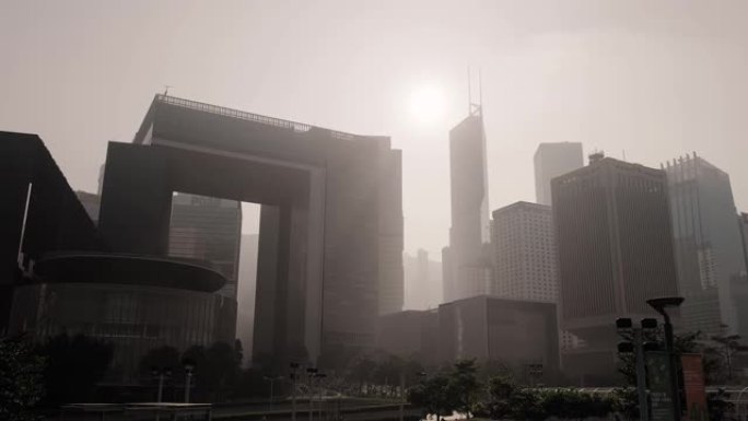 雾天中的香港中央政府综合大楼