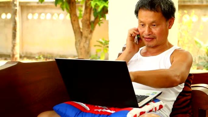 泰国男子在家工作