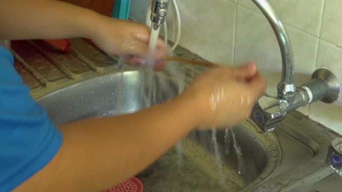 当地生活方式的人做家常洗碗用手在水槽里冲洗盘子