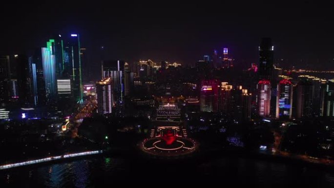 夜间照明青岛市著名奥林匹克湾广场纪念碑空中全景4k中国