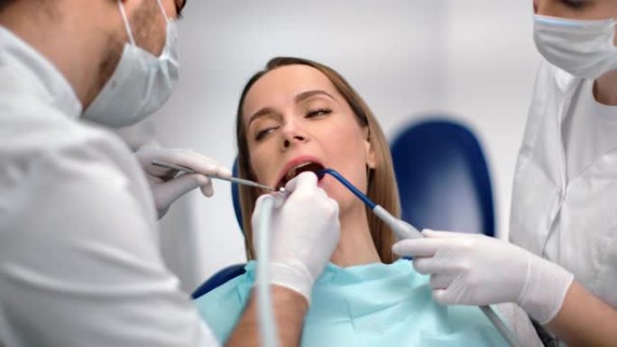 患有龋齿的女性患者在口腔诊所去看牙医。在4k红色相机上近距离拍摄