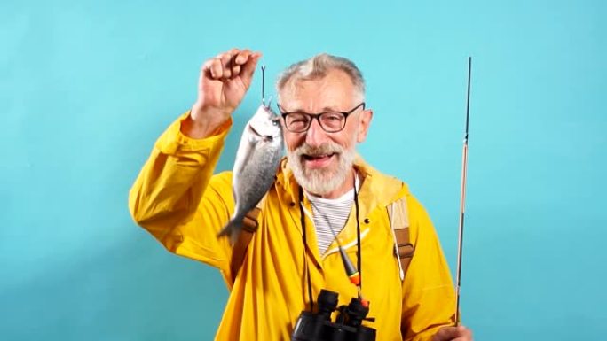 微笑着有趣的老渔夫为他的妻子和家人钓到鱼