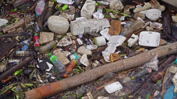 在环境污染概念中，大型垃圾场，塑料袋，垃圾和河流或湖泊中的垃圾。漂浮在脏水里。
