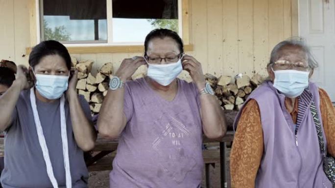 三名纳瓦霍族妇女戴上口罩以保护她们免受Covid19的侵害