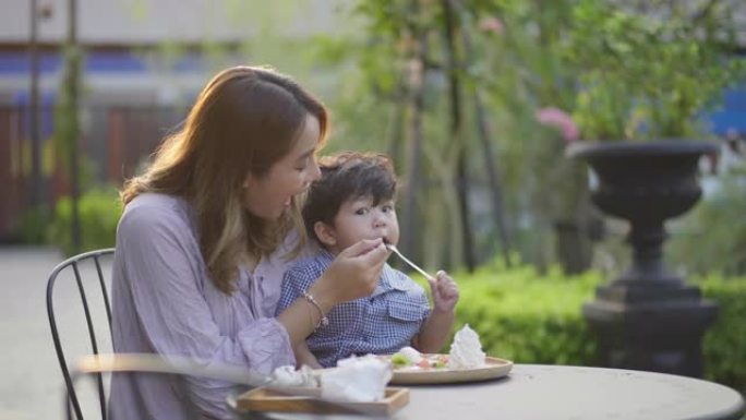 母亲在家给儿子吃零食