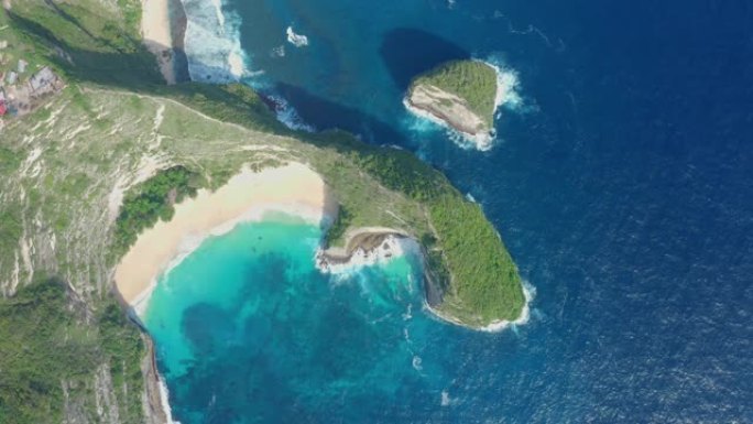 努沙佩尼达岛的Kelingking海滩鸟瞰图，美丽的海洋，山脉