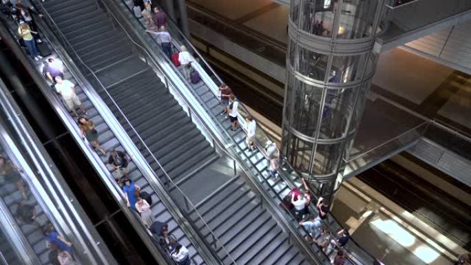 在楼梯和自动扶梯上旅行的人，柏林，德国