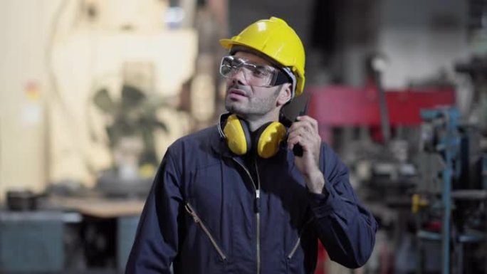 操作员工程师使用无线电在团队工厂中指挥