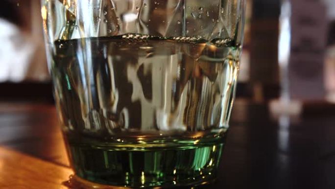 绿色眼镜多面体增加水反射酒吧氛围