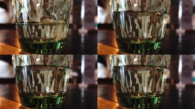 绿色眼镜多面体增加水反射酒吧氛围