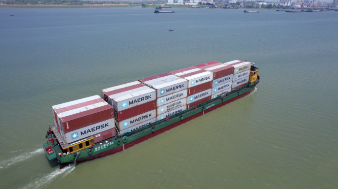5.4K湘江中航行的集装箱运输船航拍空镜