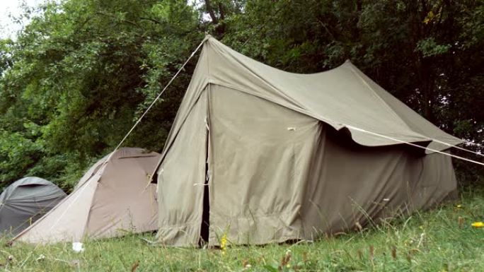 苏联时代草坪上露营地的篷布帐篷
