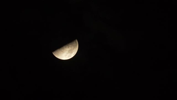 夜晚有黑色天空背景的满月特写，云朵移动，月光闪耀，长焦镜头4k视频。