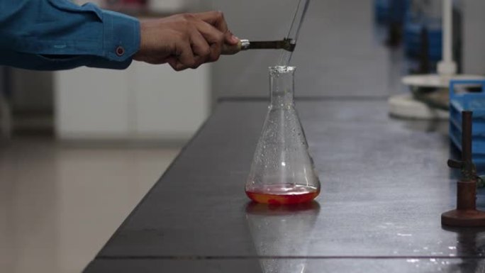 在化学实验室的试管中添加白色化学物质后，圆锥形烧瓶中黄色化学物质的颜色会发生变化。