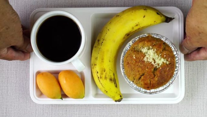 香蕉杯蛋糕，成熟的香蕉，玛丽安李子和黑咖啡作为咖啡休息时间。