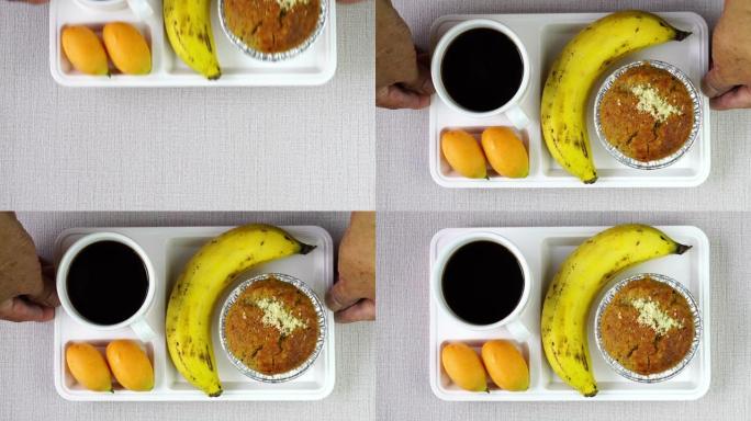 香蕉杯蛋糕，成熟的香蕉，玛丽安李子和黑咖啡作为咖啡休息时间。
