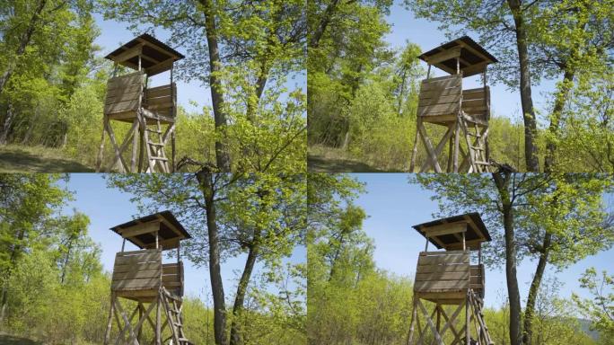 猎人的瞭望木制钟表塔。