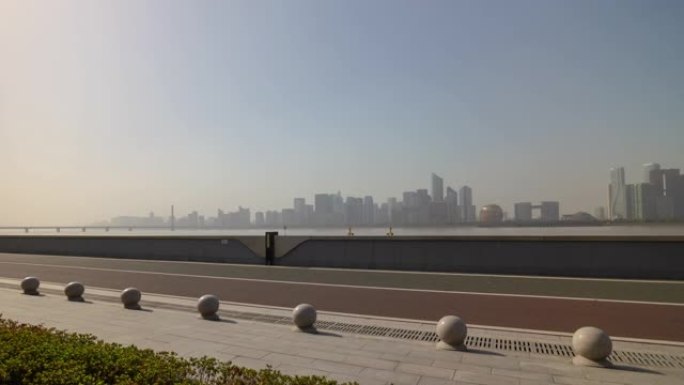 阳光明媚的日子杭州市河滨公园市中心海湾延时全景4k中国