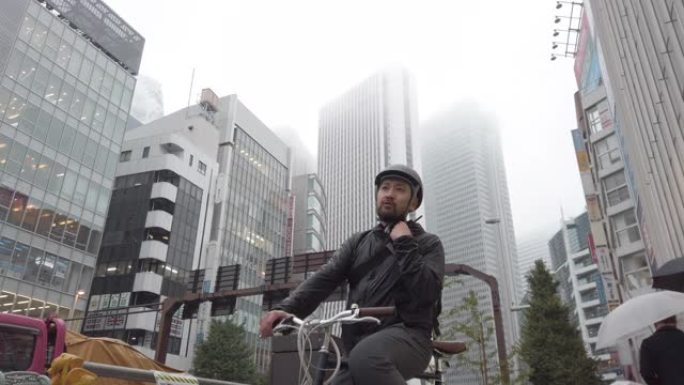 日本自行车信使通过对讲机交谈