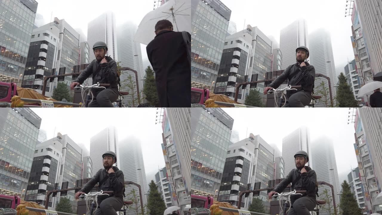 日本自行车信使通过对讲机交谈