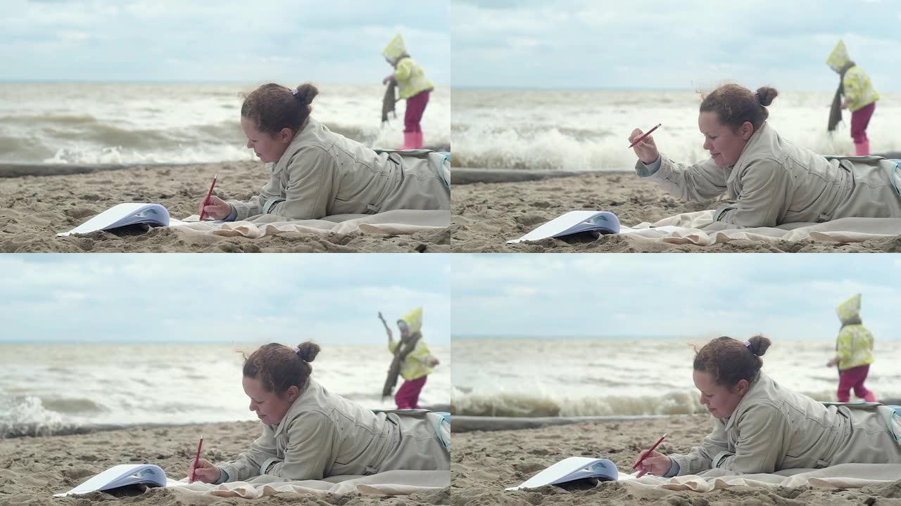 一个年轻的女人躺在秋天的沙滩上，用铅笔在相册里画画。