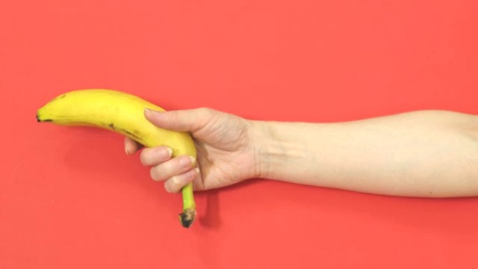 女人拿着香蕉像红色的枪