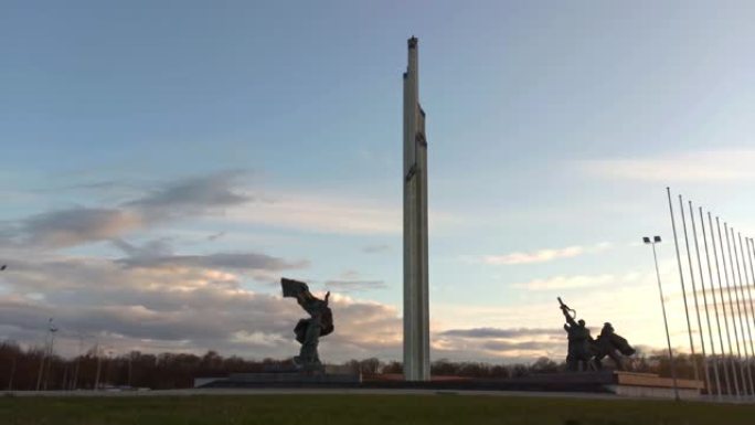 拉脱维亚里加胜利公园的延时日落景色。