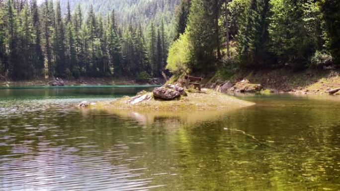 奥地利绿湖的长凳特写空镜波光粼粼水面