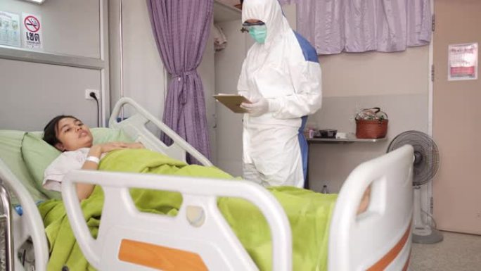 医生问病人。因冠状病毒感染躺在医院病床上的妇女