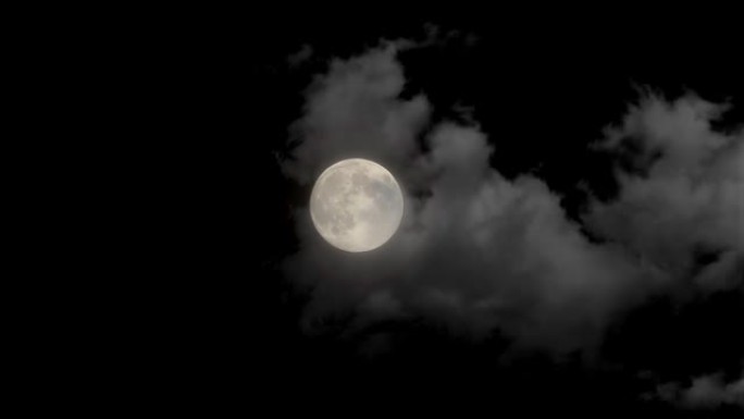 满月，特写镜头上有运动云。延时。高清