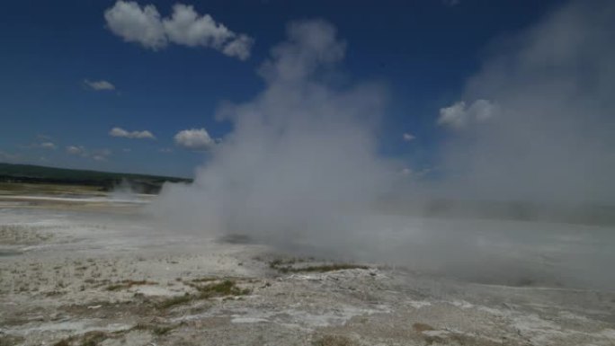 黄石国家公园下盆地间歇泉爆发，蒸汽和滚烫的热水从其喷出。