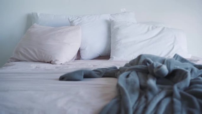 卧室大床的前视图，浴袍落在床上。早上好，酒店房间，放松，休息。