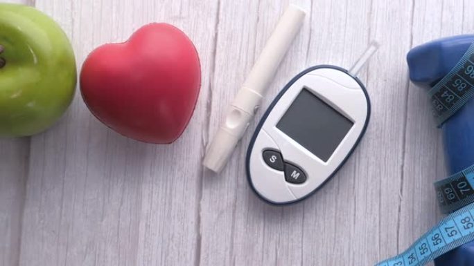 用苹果和哑铃测量糖尿病的血糖