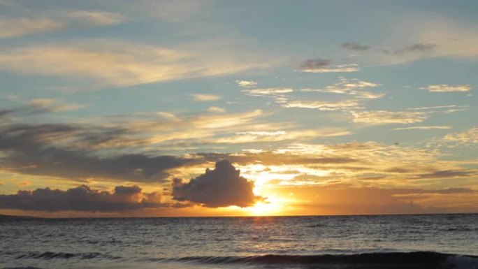茂宜岛太平洋上空美丽的日落。