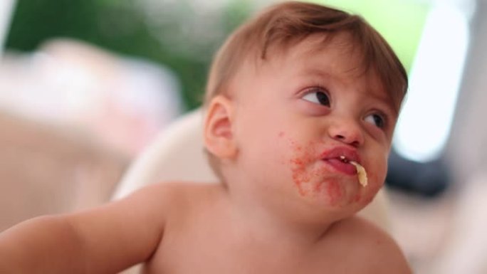 可爱的宝宝吃着嘴咀嚼着。可爱的婴儿幼儿咀嚼食物