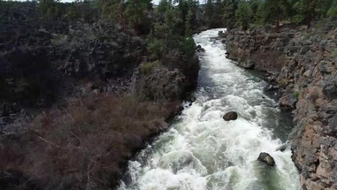 春季，狄龙瀑布在俄勒冈州本德附近的德舒特河上的无人机视频
