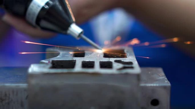 重型工厂电火花激光覆盖涂层模具的操作员工作耐磨材料