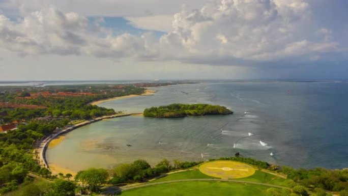巴厘岛阳光明媚的一天著名的海岸线海滩湾空中延时全景4k印度尼西亚