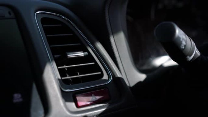 关闭男性手调节通风口，改变车内风向。太冷或太热的空气条件。4k分辨率。
