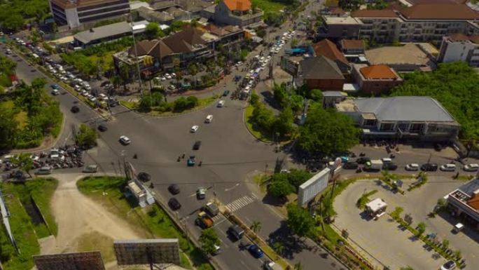 巴厘岛晴天长谷著名繁忙交通街道十字路口空中延时全景4k印度尼西亚