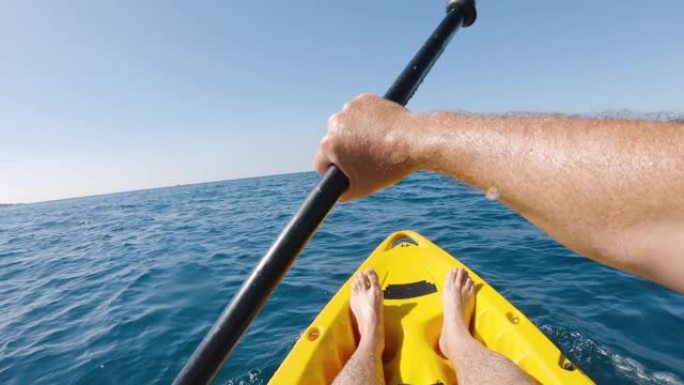 第一人称视角在阳光明媚的夏日在地中海划皮划艇。关于夏天、生活方式、旅行的概念