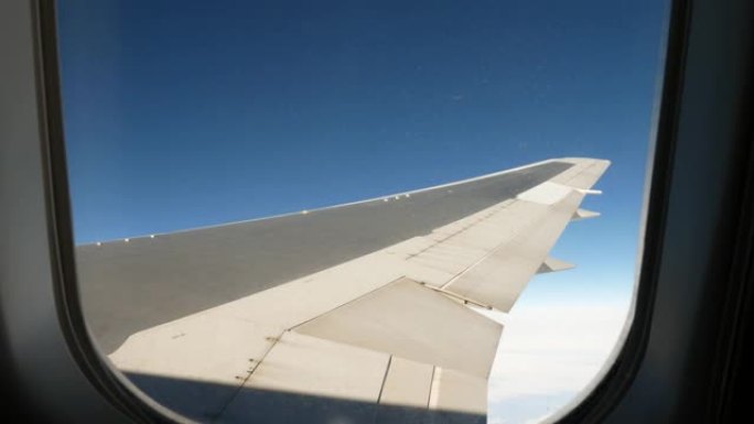 喷气飞机机翼和蓝天
