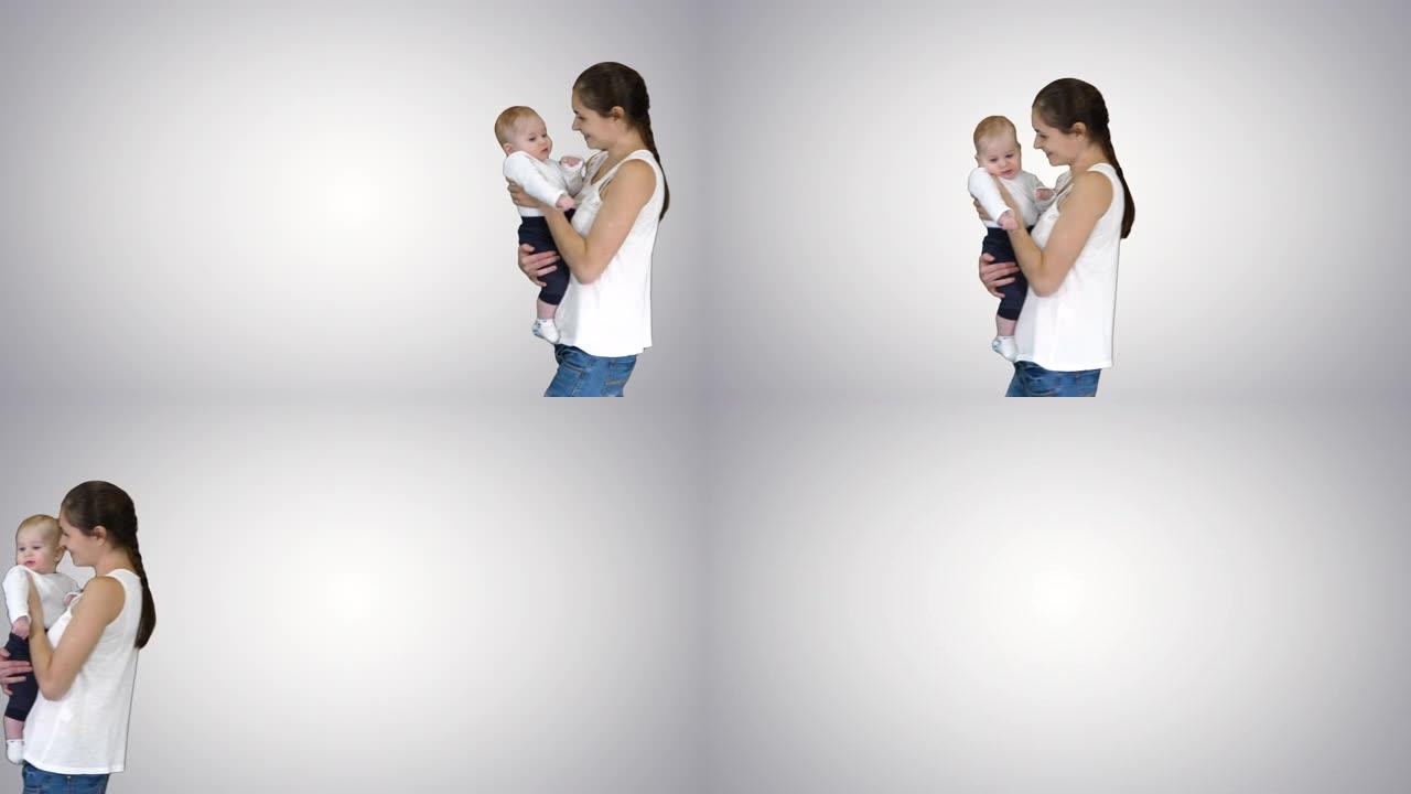 年轻的母亲牵着婴儿走路，阿尔法频道