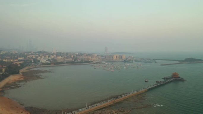 青岛市日落时间著名海滩海湾宝塔拥挤码头空中全景4k中国