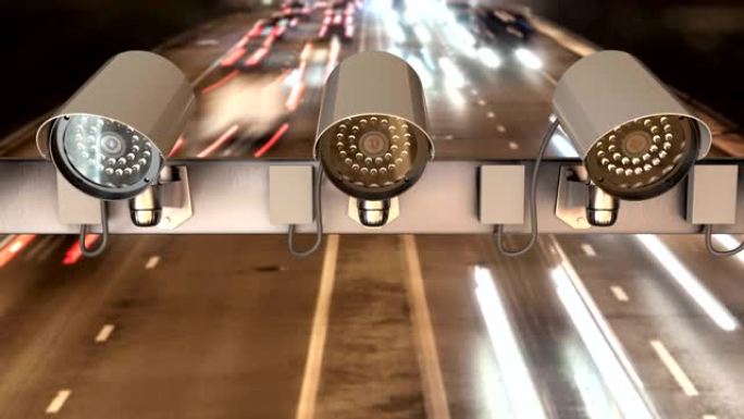 安全摄像头安装在高速公路上方，用于交通监控，延时
