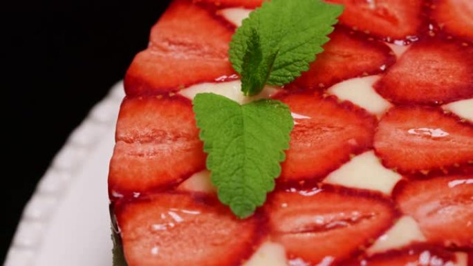 惊人美丽的手工装饰自制草莓蛋糕旋转。美味、新鲜、开胃的甜点特写，配薄荷小枝。糖果艺术，食品概念中的完