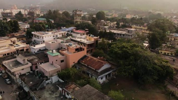 空中射击/无人机射击被山丘包围的印度城市