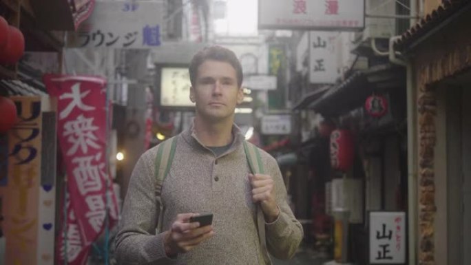 游客在大阪道顿博里使用智能手机寻找位置